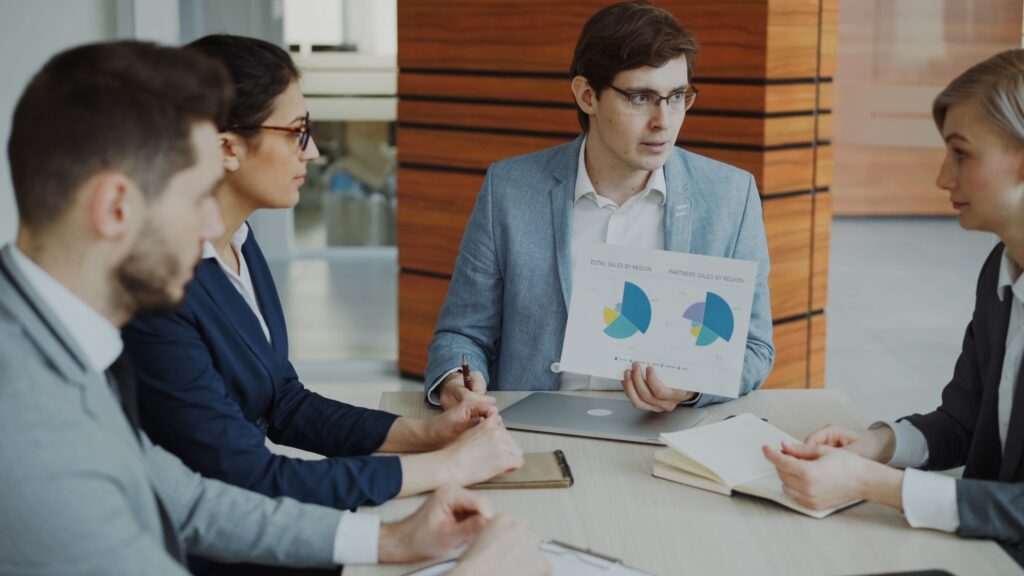 Consultores evaluando alternativas de software para una empresa.