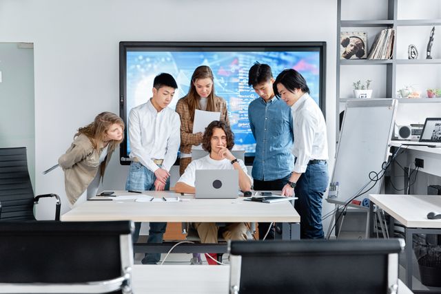Equipo consultor trabajando en un proyecto de software empresarial.