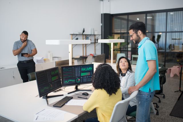Equipo analizando datos y métricas en una oficina.